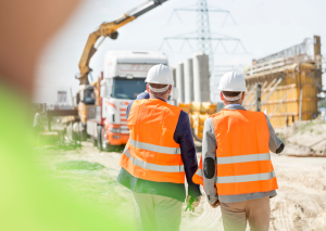 Arbeiter prüfen Geräte mit Tablet und ConnectBau