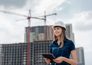 Junge Frau vor einer Hochbau Baustelle