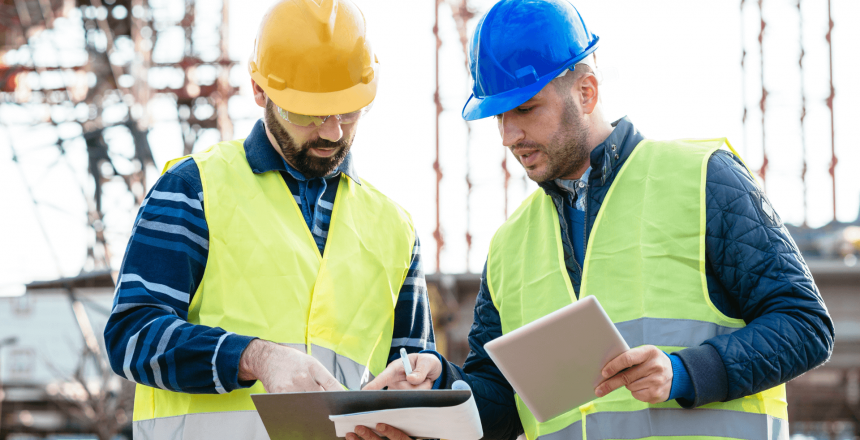 Männer unterhalten sich auf der Baustelle