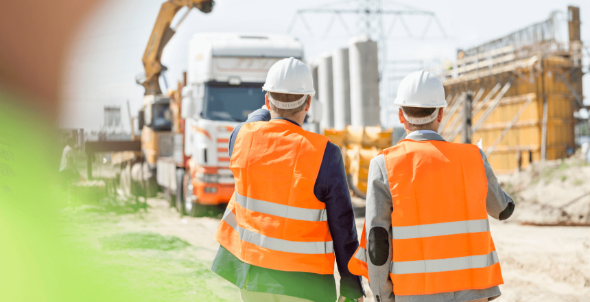 Arbeiter prüfen Geräte mit Tablet und ConnectBau