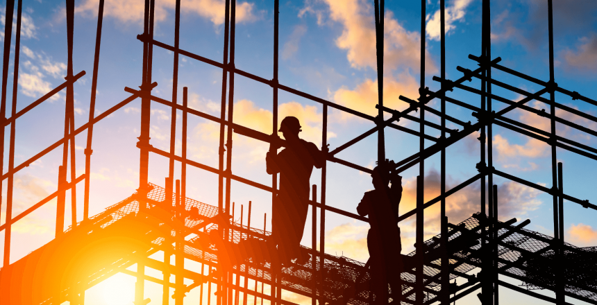 Bauarbeiter verwenden die ConnectBau Software zur Verwaltung von Geräten und Materialien.